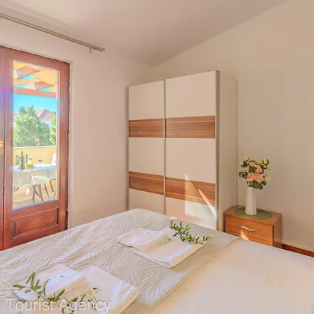 Olive Lavender Apartman Mandre